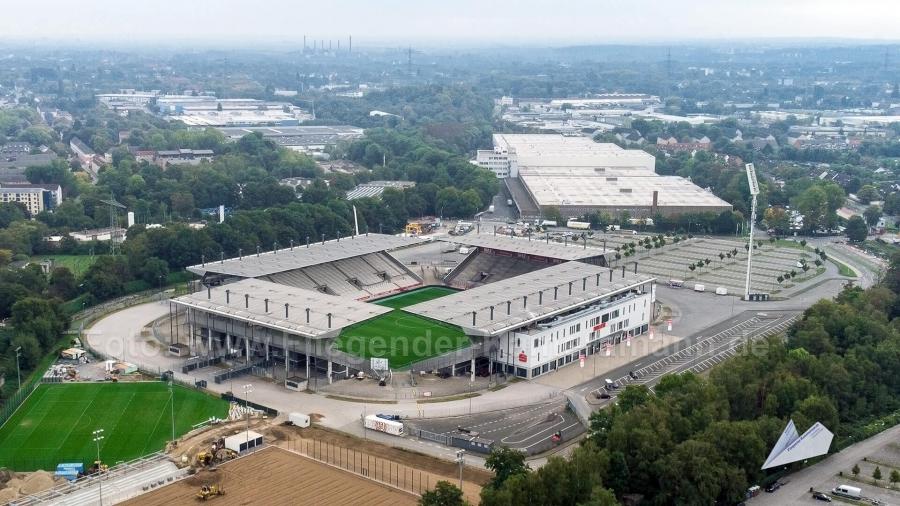 Luftaufnahmen mit Drohne aus dem Ruhrgebiet: Zeche Zollverein in Essen und das Stadion von Rot-Weiss Essen an der Hafenstraße
