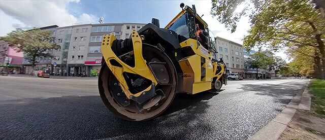 360°-VR-Panorama mit Teerwalze auf der Baustelle Viktoriastraße