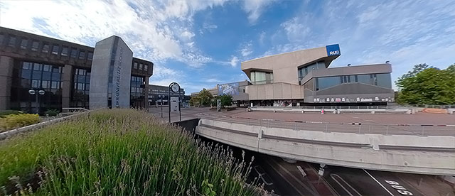 Studierenden-Service-Center, Universitätsverwaltung, Musisches Zentrum, Kulturcafé, Brücke zum UNI-CENTER