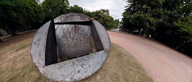 360°-VR-Panorama Skulptur "Grande Ruota Ferro Spazzato" von Giuseppe Spagnulo im Stadtpark Bochum