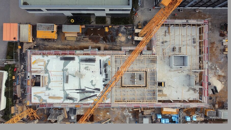 Dokumentation des Baufortschritts eines Bürogebäudes aus der Luft