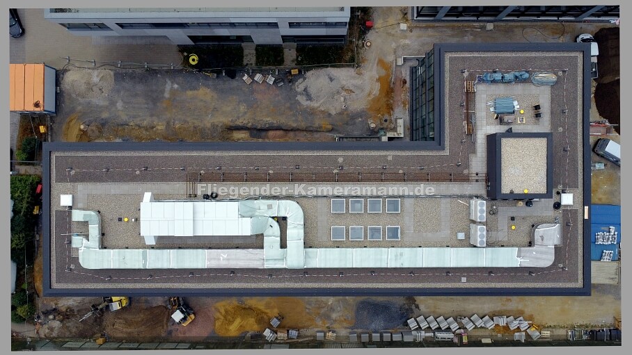 Dokumentation des Baufortschritts eines Bürogebäudes aus der Luft