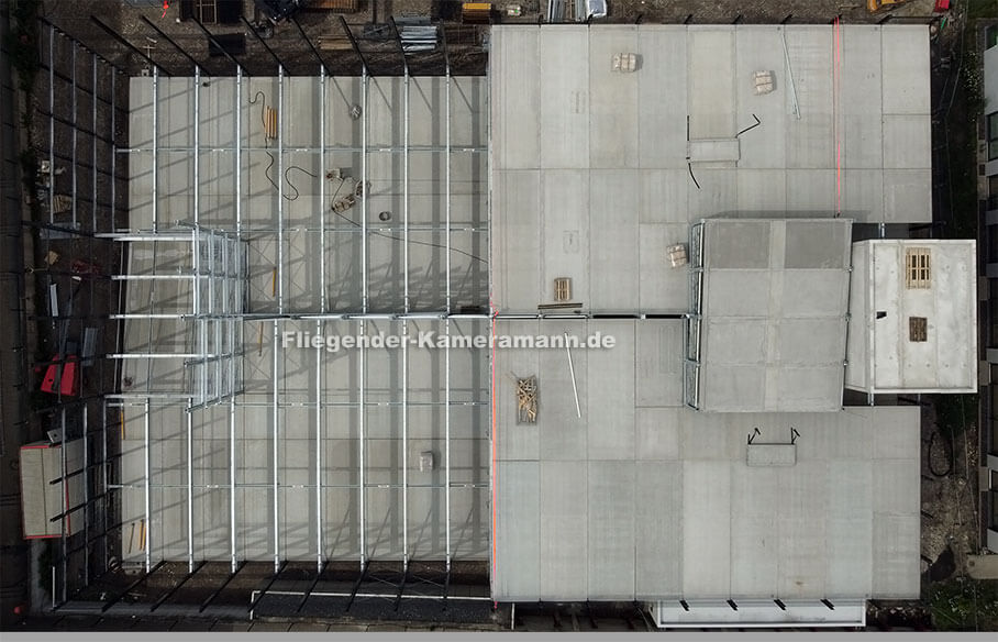 Dokumentation des Baufortschritts eines Parkhauses aus der Luft