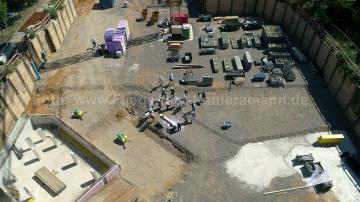 Foto mit Drohne: Richtfest auf einer Baustelle, mit professioneller Drohne festgehalten als Foto- und 4K-Videodokumentation.