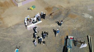 Foto mit Drohne: Richtfest auf einer Baustelle, mit professioneller Drohne festgehalten als Foto- und 4K-Videodokumentation.