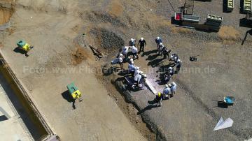 Foto mit Drohne: Richtfest auf einer Baustelle, mit professioneller Drohne festgehalten als Foto- und 4K-Videodokumentation.