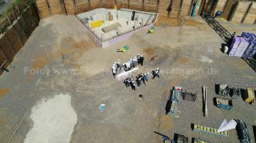 Foto mit Drohne: Richtfest auf einer Baustelle, mit professioneller Drohne festgehalten als Foto- und 4K-Videodokumentation.