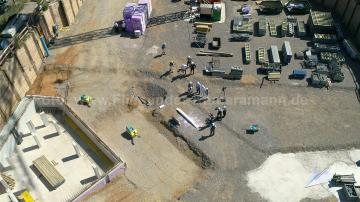 Foto mit Drohne: Richtfest auf einer Baustelle, mit professioneller Drohne festgehalten als Foto- und 4K-Videodokumentation.