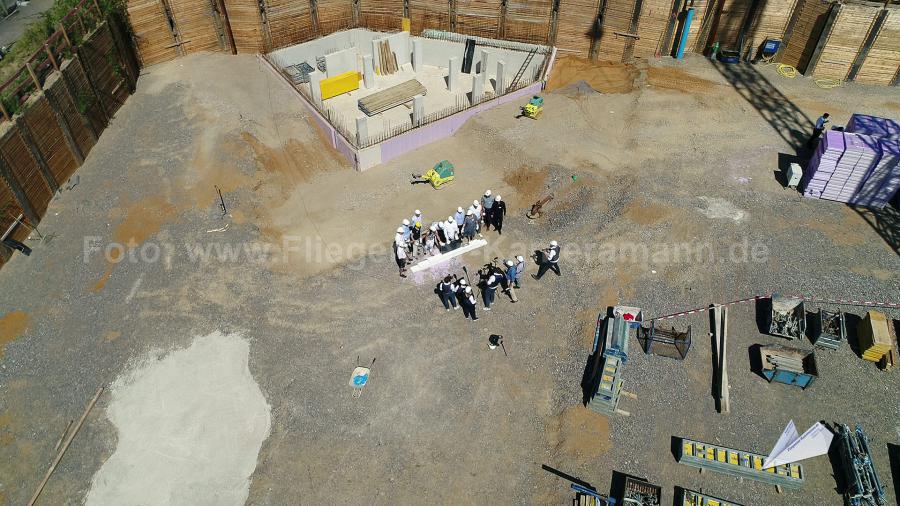 Richtfest auf einer Baustelle, mit professioneller Drohne festgehalten als Foto- und 4K-Videodokumentation.