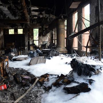 Foto mit Drohne: Dokumentation eines Brandschadens mit der Drohne in einer Industriehalle