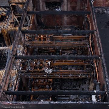 Foto mit Drohne: Dokumentation eines Brandschadens mit der Drohne in einer Industriehalle