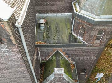 Dachinspektion eines Kirchendachs - Luftaufnahmen mit Drohne