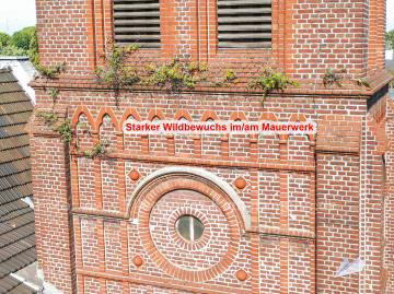 Dachinspektion eines Kirchendachs - Luftaufnahmen mit Drohne