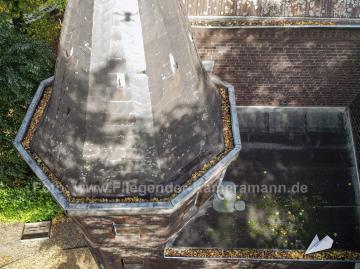 Dachinspektion eines Kirchendachs - Luftaufnahmen mit Drohne
