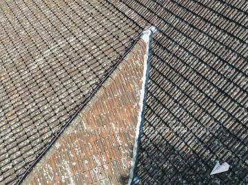 Luftbild mit Drohne für effiziente Inspektion vom Dach einer Kirche