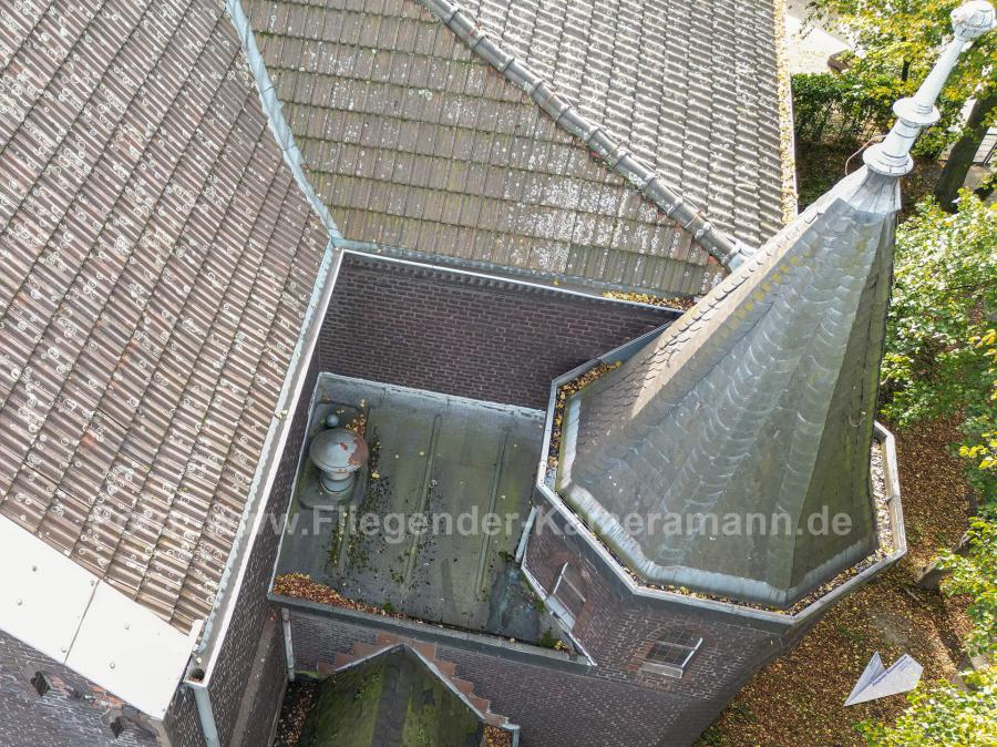 Luftaufnahmen mit Drohne einer schwer erreichbaren Stelle bei Dachinspektion einer Kirche