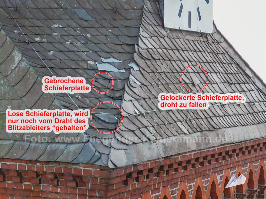 Hochauflösende Luftaufnahme zeigt deutlich die gebrochenen, gelockerten oder schon losen Schieferplatten auf dem Dach des Kirchturms