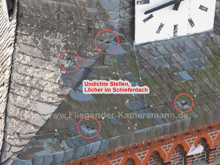 Hochauflösendes Luftbild der Drohne macht die Löcher in der Schieferbedeckung des Kirchendachs gut sichtbar