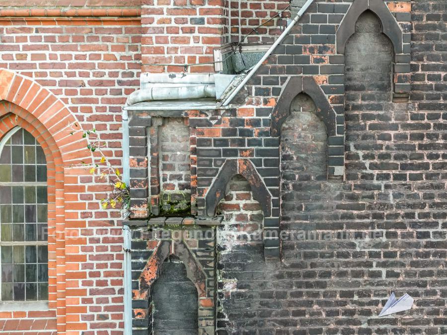 Visuelle Kontrolle der Fassade des Gebäudes ist dank Einsatz einer Drohne zeitnah und schnell durchführbar