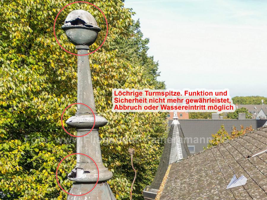Hochauflösende Luftaufnahme der löchrigen Turmspitze auf einem Seitenturm des Kirchendachs