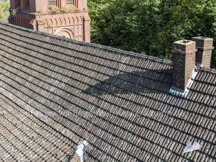 Der Einsatz einer Drohne zur Dachinspektion macht den zeit- und kostenintensiven Aufbau eines Gerüsts überflüssig