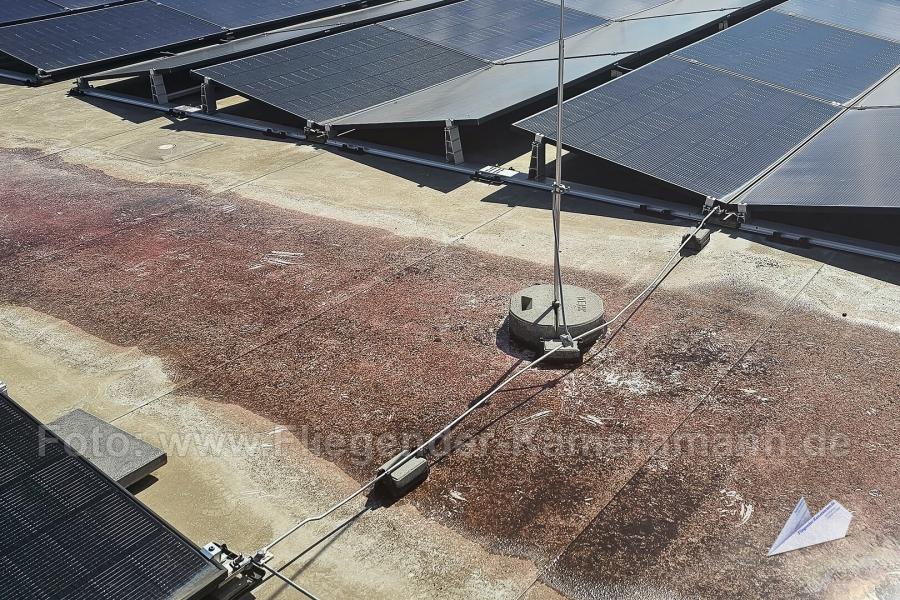 Blitzschutzanlage (Äußerer Blitzschutz) auf Flachdach mit PV-Anlage, insbesondere einen Fangmast mit einer HVI-Leitung (hochspannungsfeste, isolierte Leitung)