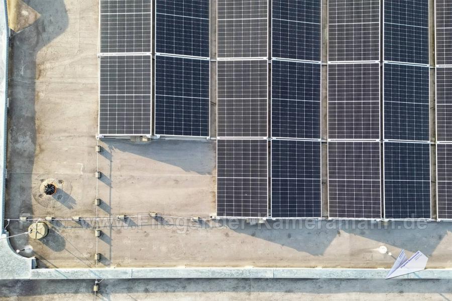 Aufgeständerte Photovoltaikanlage auf einem Flachdach einer großen Logistikimmobilie
