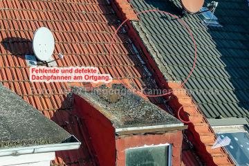 Luftaufnahme von beschädigtem Steildach sowie fehlenden oder defekten Ziegeln am Ortgang (dem seitlichen Dachabschluss)