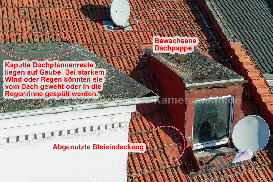 Auf der Luftaufnahme der Drohne sind die verschiedenen Schäden und Mängel am Dach gut zu erkennen.