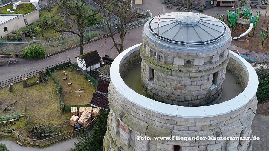 Luftaufnahmen mit Videodrohne/Kameradrohne erleichtern eine Dachinspektion