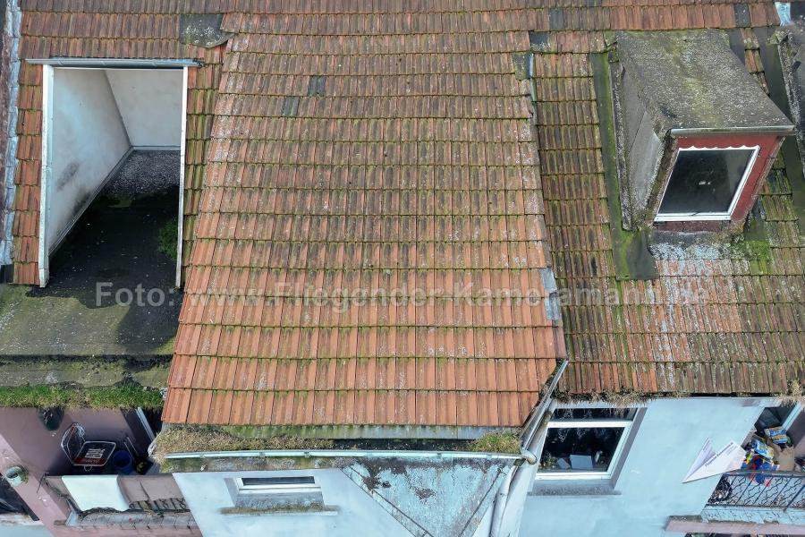 Dachinspektion mit Drohne in NRW - Luftaufnahmen für Dachkontrolle, effizient, sicher und kostensparend