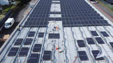 Foto mit Drohne: Luftbilder mit Drohne von der Solarpanel-Montage auf einem Gewerbedach in Dortmund