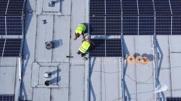 Foto mit Drohne: Luftbilder mit Drohne von der Solarpanel-Montage auf einem Gewerbedach in Dortmund