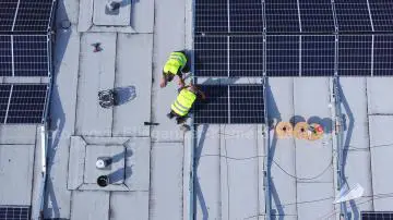 Foto mit Drohne: Luftbilder mit Drohne von der Solarpanel-Montage auf einem Gewerbedach in Dortmund