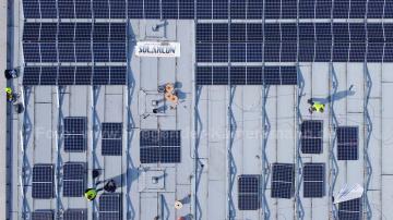 Foto mit Drohne: Luftbilder mit Drohne von der Solarpanel-Montage auf einem Gewerbedach in Dortmund