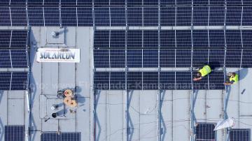 Foto mit Drohne: Luftbilder mit Drohne von der Solarpanel-Montage auf einem Gewerbedach in Dortmund