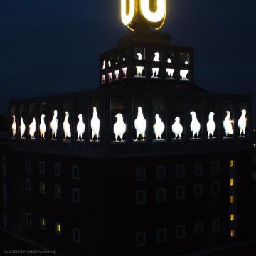 Luftaufnahmen mit Drohne am Dortmunder U zeigen Solidarität mit der Ukraine mit einer Aktion des Künstlers Adolf Winkelmann