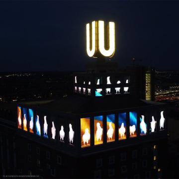 Luftaufnahmen mit Drohne am Dortmunder U zeigen Solidarität mit der Ukraine mit einer Aktion des Künstlers Adolf Winkelmann