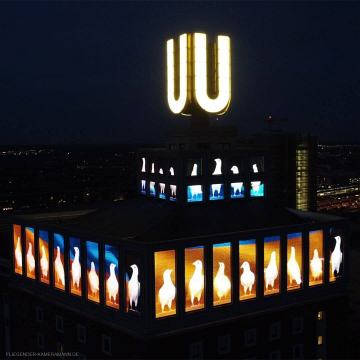 Luftaufnahmen mit Drohne am Dortmunder U zeigen Solidarität mit der Ukraine mit einer Aktion des Künstlers Adolf Winkelmann