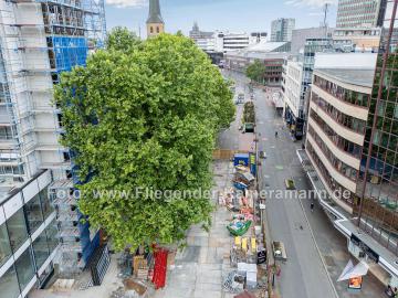 Foto mit Drohne: Drohnenfoto der Kampstraße und Reinoldikirche im Zentrum von Dortmund