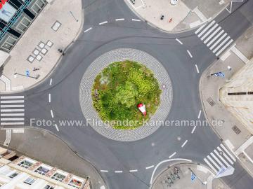 Foto mit Drohne: Top-Down-Drohnenaufnahme eines Kreisverkehrs in der Dortmunder Innenstadt