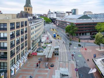 Foto mit Drohne: Drohnenaufnahme vom Ostenhellweg in Dortmund mit Stadtbahn und Reinoldikirche