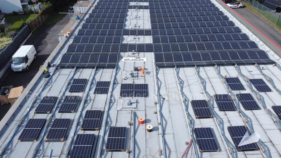 Luftbilder mit Drohne von der Solarpanel-Montage auf einem Gewerbedach in Dortmund