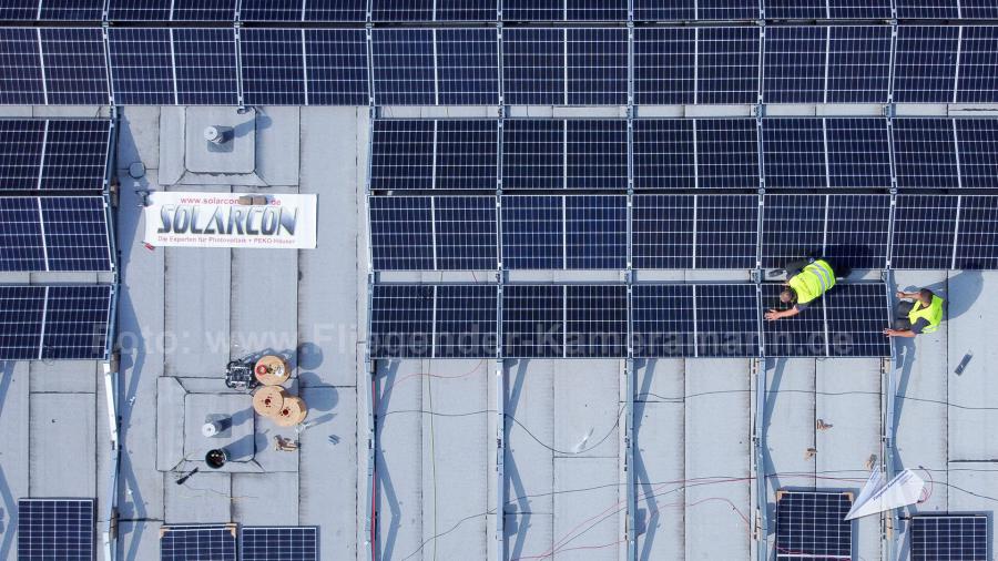 Luftbilder mit Drohne von der Solarpanel-Montage auf einem Gewerbedach in Dortmund