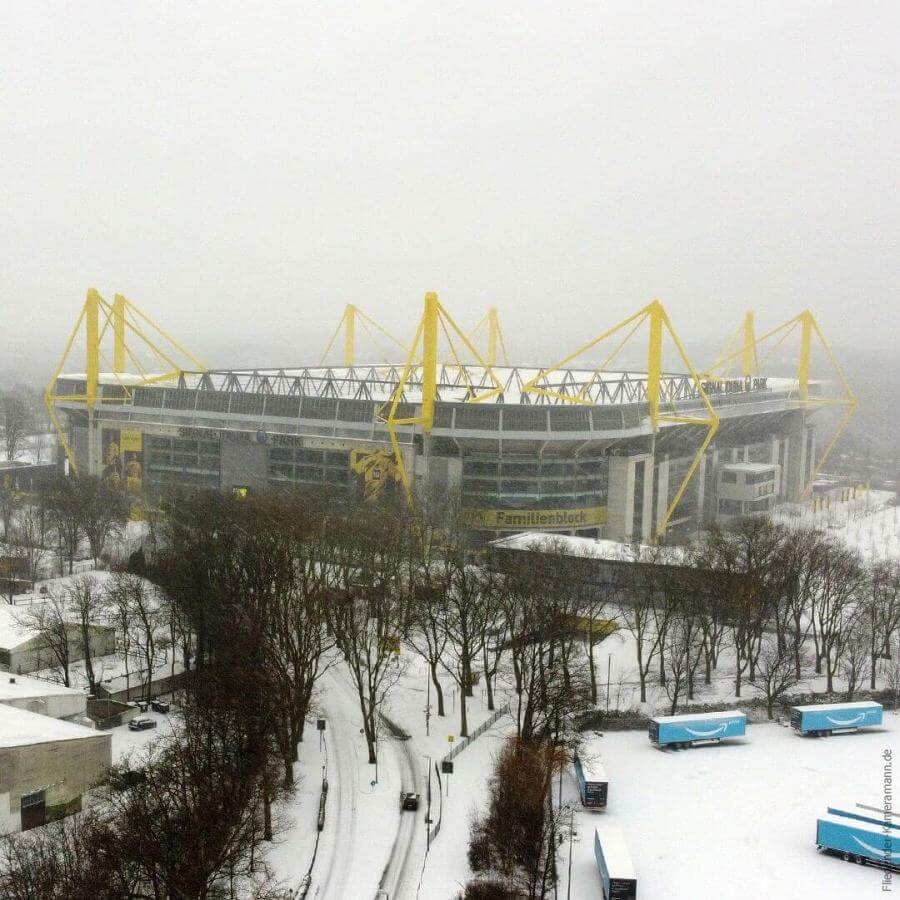 Echte Liebe - Echter Schnee: Der Dortmunder Signal-Iduna-Park im Winter