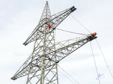 Luftaufnahmen mit Drohne von Wartungsarbeiten an Freileitungsmasten bei Düsseldorf