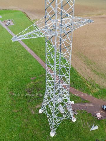 Luftaufnahmen mit Drohne von Wartungsarbeiten an Freileitungsmasten bei Düsseldorf