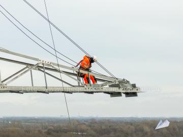 Luftaufnahmen mit Drohne von Wartungsarbeiten an Freileitungsmasten bei Düsseldorf