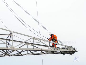 Luftaufnahmen mit Drohne von Wartungsarbeiten an Freileitungsmasten bei Düsseldorf