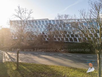 Foto mit Drohne: Drohnenaufnahme eines modernen Bürogebäudes in Düsseldorf bei Sonnenlicht und urbaner Architektur